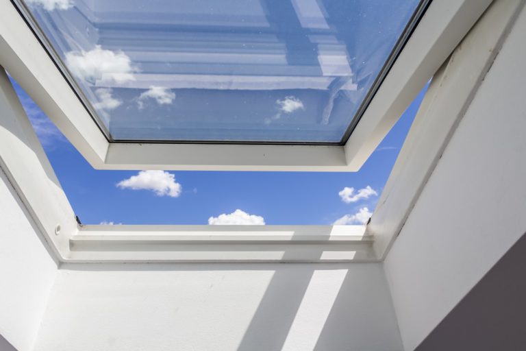 Pourquoi faire installer sa fenêtre de toit par un professionnel ?