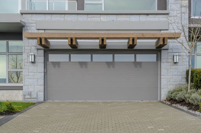 Pourquoi faire appel à un professionnel pour installer sa porte de garage ?