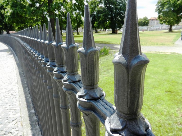 Installer un grillage pour délimiter un enclos ou un jardin